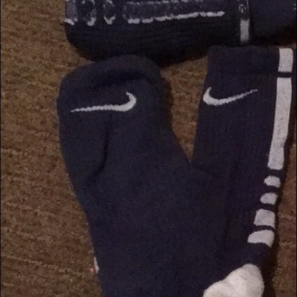 4 pair of navy Nike elite socks